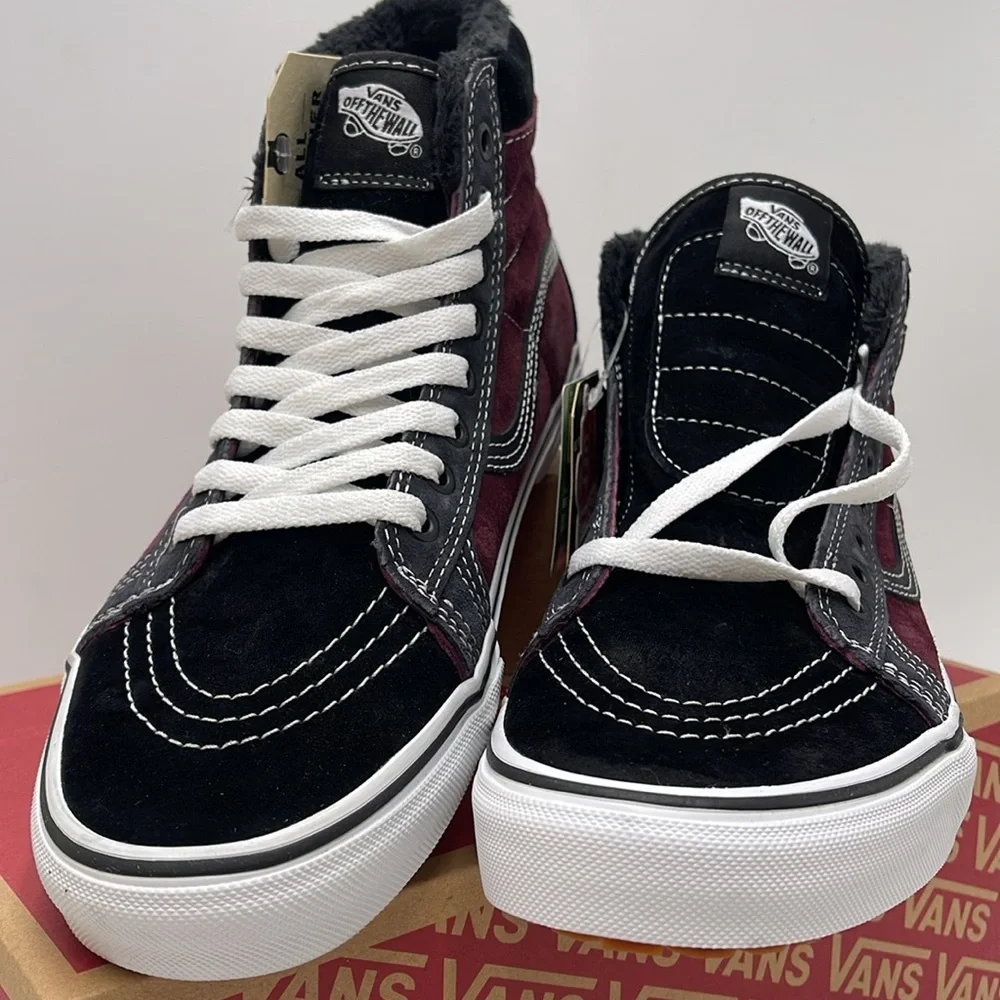 Vans Men’s Sk8-Hi Mte
(Mte) Port Royale/Black
VN0A4BV7XKZ
Boots Sneakers - Picture 6 of 16